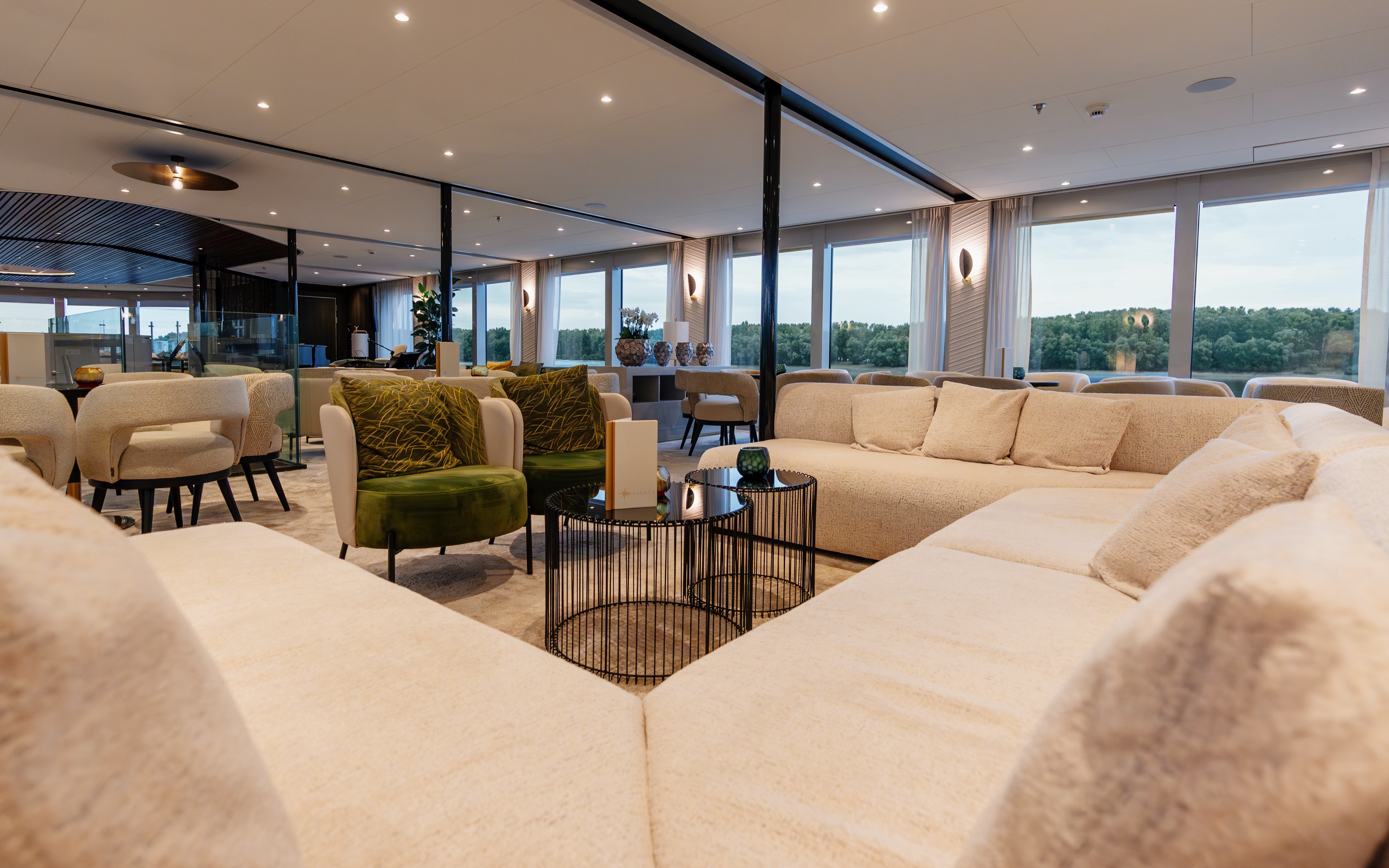 AMADEUS Nova Panorama Bar ©Lueftner Cruises Amadeus Volker Vornehm 3.jpg